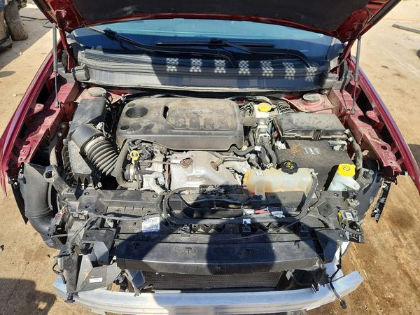 2019 JEEP CHEROKEE Limited — Engine bay