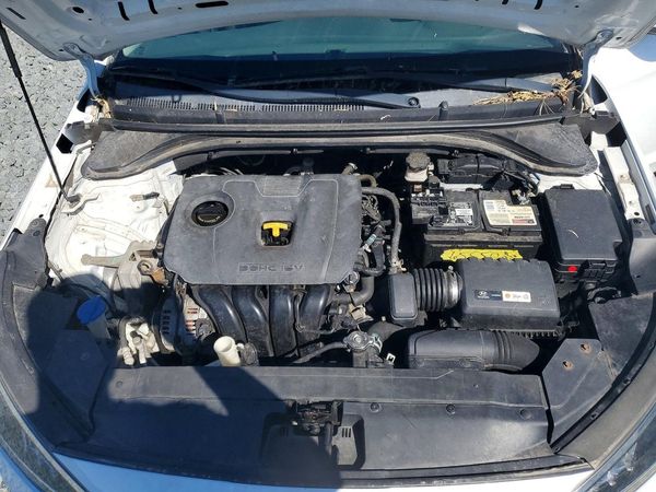 2019 HYUNDAI ELANTRA SE — Engine bay