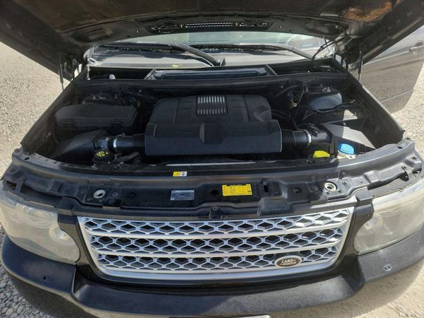 2012 LAND ROVER RANGEROVER HSE — Engine bay