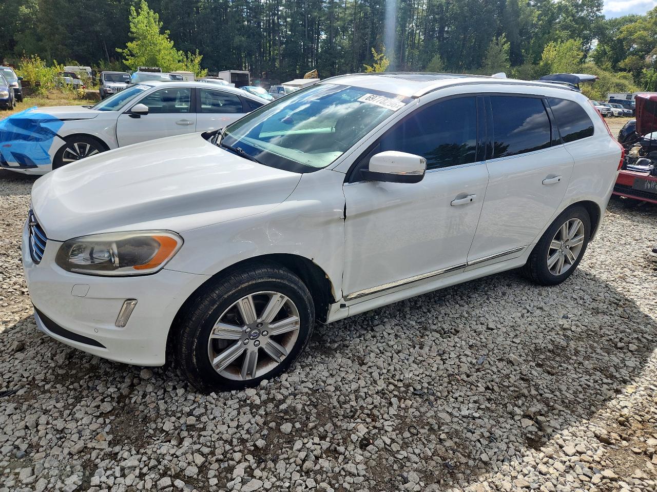 2017 VOLVO XC60 Inscription — Front 3/4