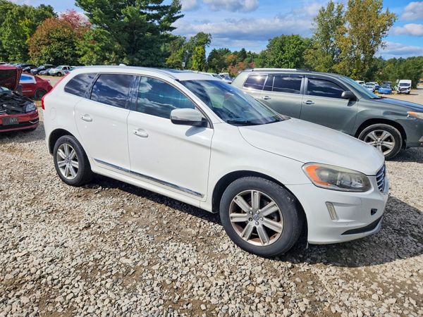 2017 VOLVO XC60 Inscription — Passenger 3/4