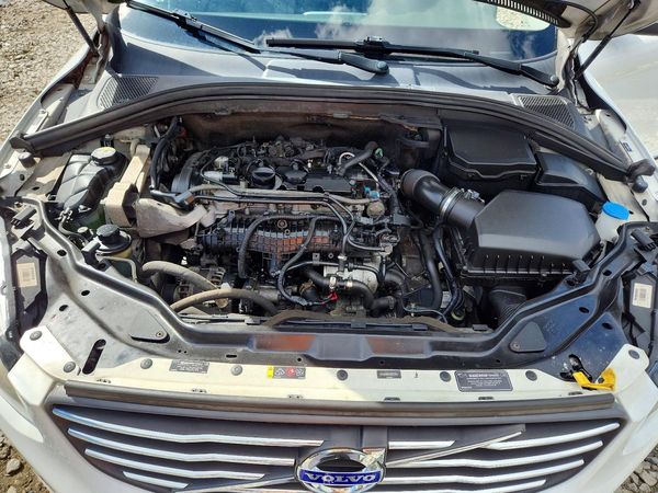 2017 VOLVO XC60 Inscription — Engine bay