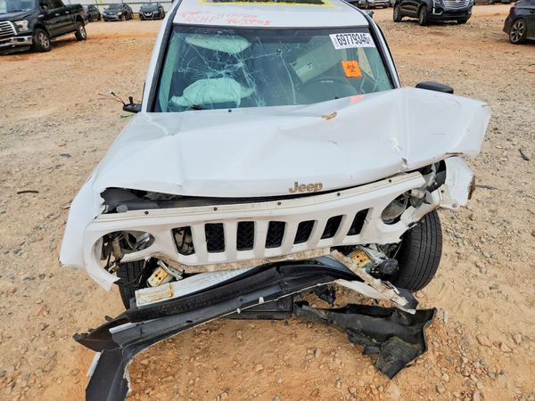 2015 JEEP PATRIOT Latitude — Engine bay