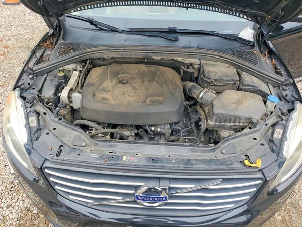 2017 VOLVO XC60 Inscription — Engine bay