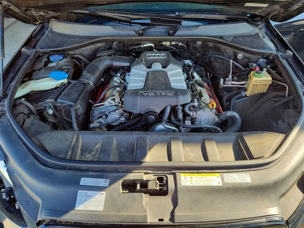 2015 AUDI Q7 S Line Prestige — Engine bay