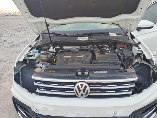 2018 VOLKSWAGEN TIGUAN SEL Premium — Engine bay