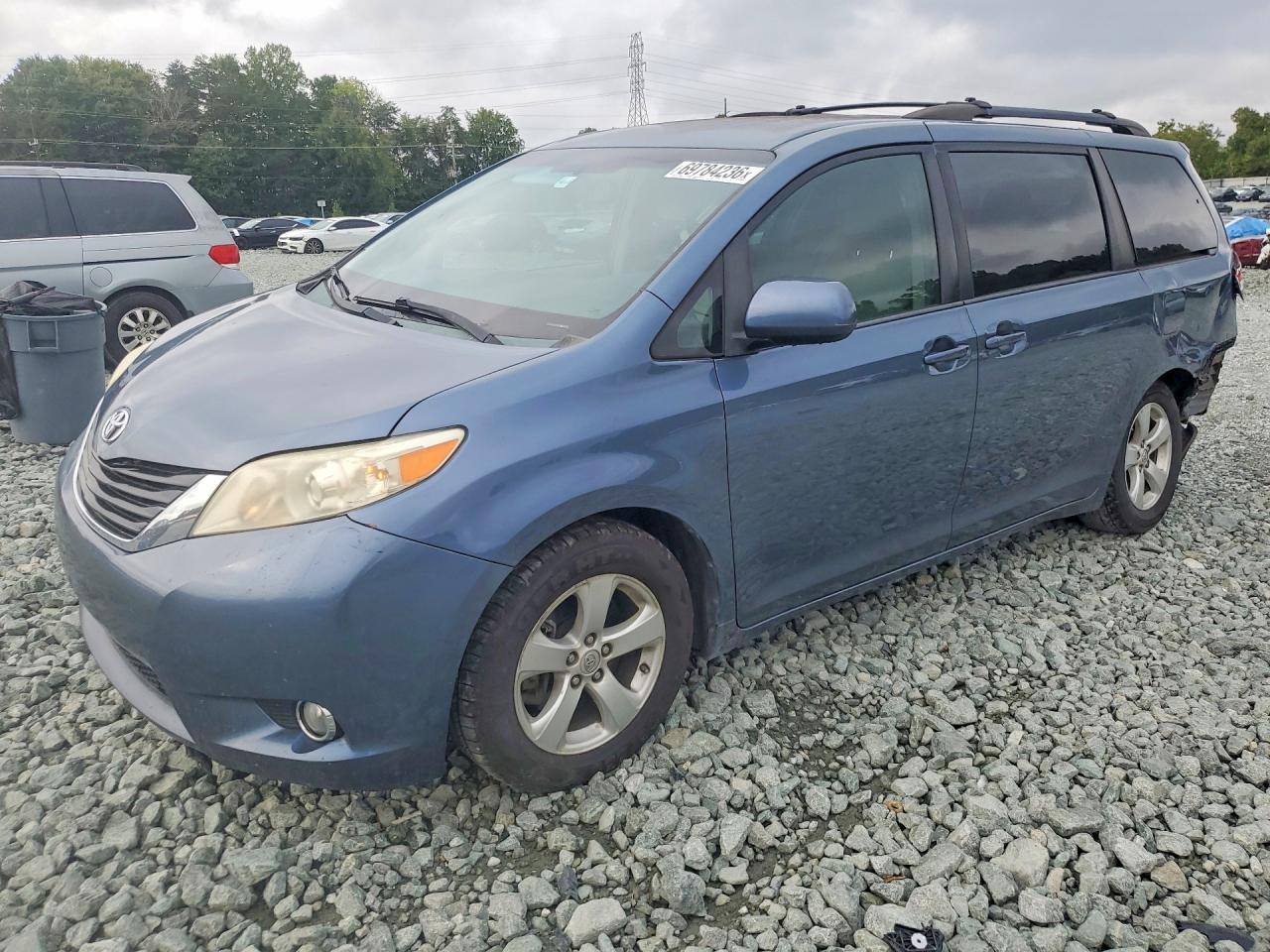 2014 TOYOTA SIENNA — Front 3/4