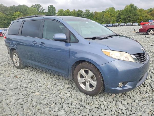 2014 TOYOTA SIENNA — Passenger 3/4