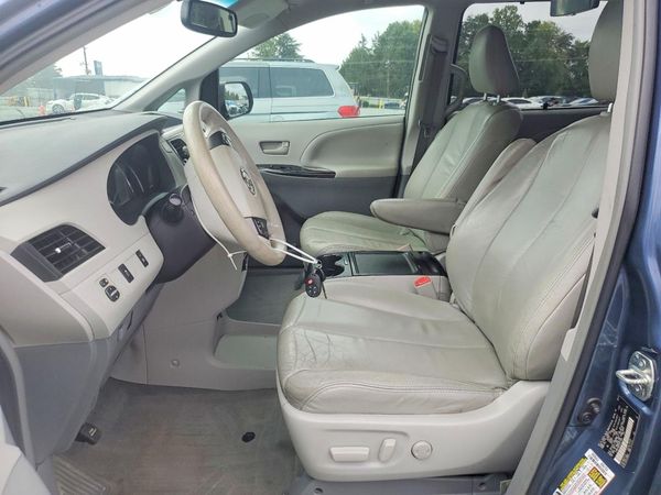 2014 TOYOTA SIENNA — DENT
