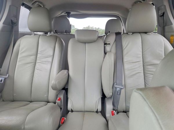 2014 TOYOTA SIENNA — SUVN