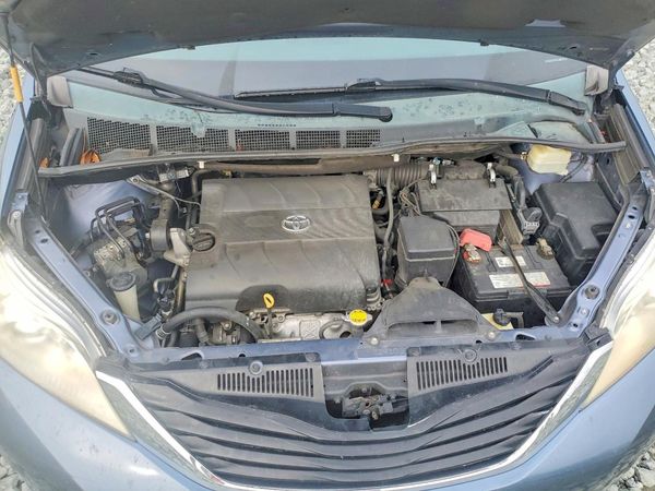 2014 TOYOTA SIENNA — Engine bay