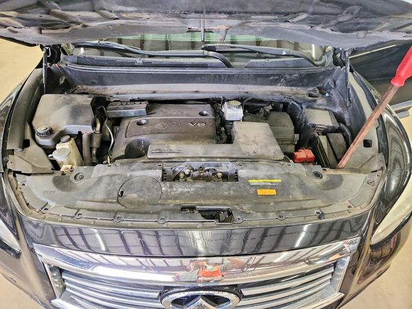 2015 INFINITI QX60 — Engine bay
