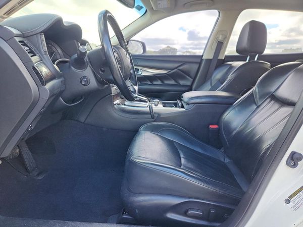 2017 INFINITI Q70L — DENT