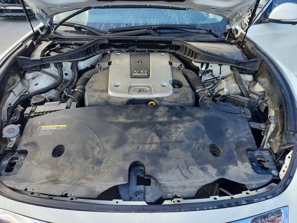 2017 INFINITI Q70L — Engine bay