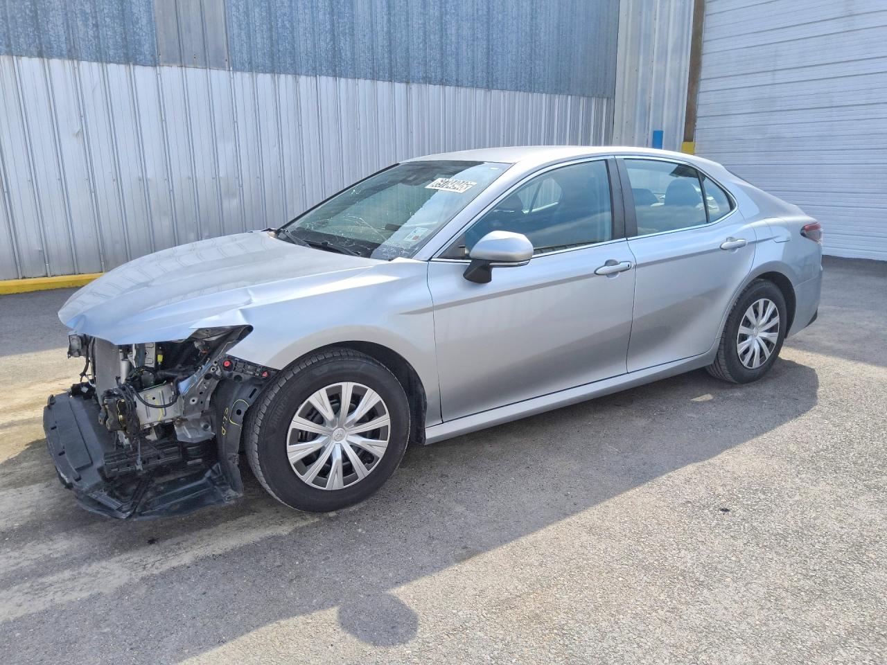 2022 TOYOTA CAMRY LE — Front 3/4