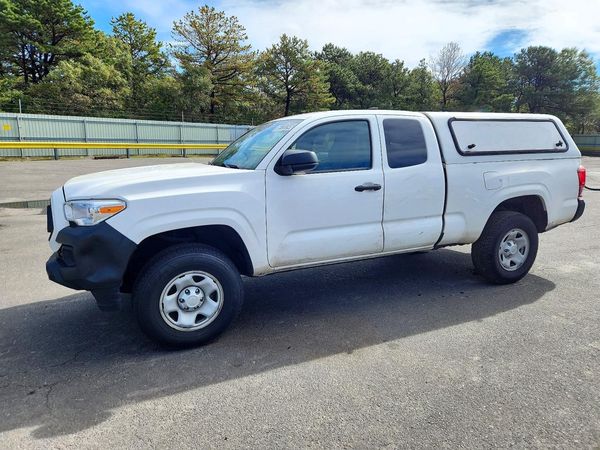 2022 TOYOTA TACOMA SR5 — Front 3/4