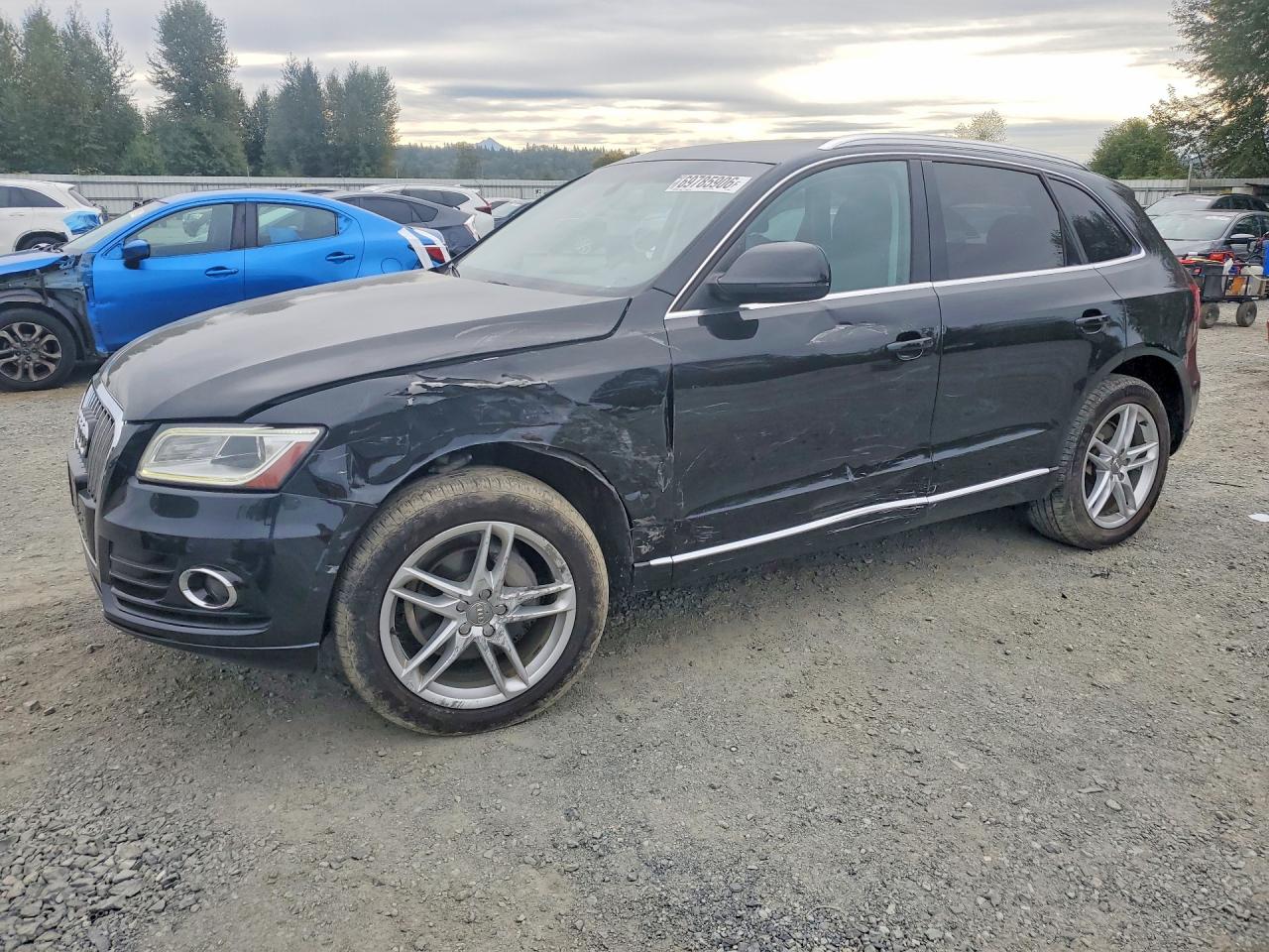 2013 AUDI Q5 Premium Plus — Front 3/4