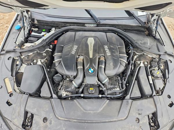 2017 BMW 7 SERIES xDrive — Engine bay