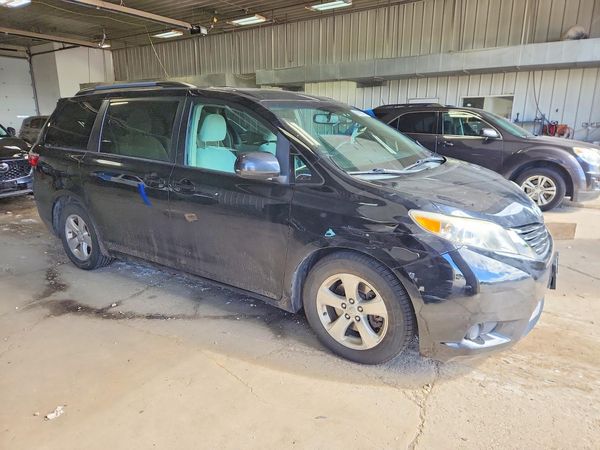 2015 TOYOTA SIENNA — Passenger 3/4