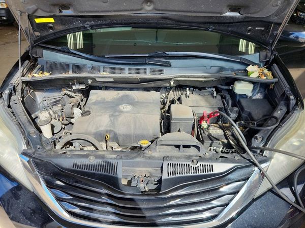 2015 TOYOTA SIENNA — Engine bay