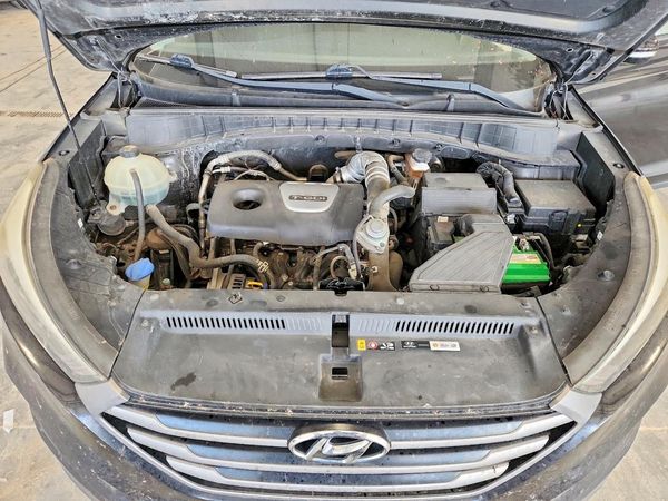 2017 HYUNDAI TUCSON — Engine bay