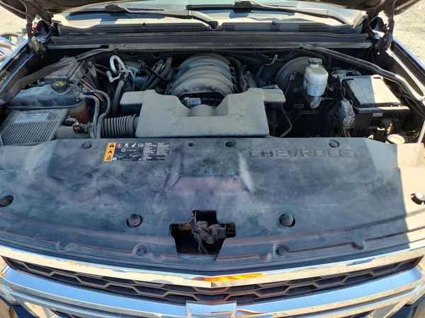 2019 CHEVROLET SUBURBAN LT — Engine bay