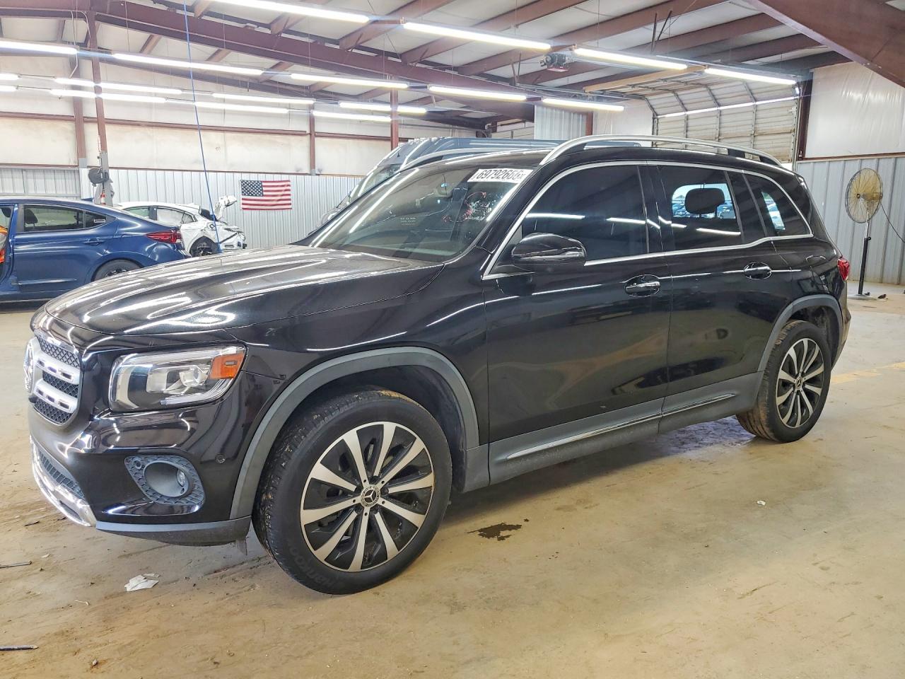 2020 MERCEDES-BENZ GLB GLB250 — Front 3/4