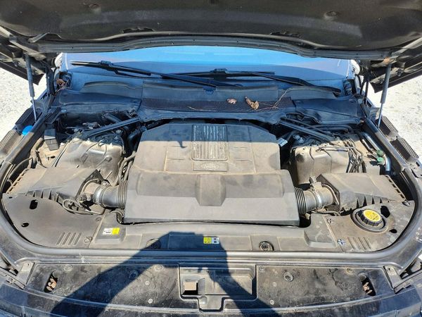 2019 LAND ROVER RANGE ROVER HSE — Engine bay