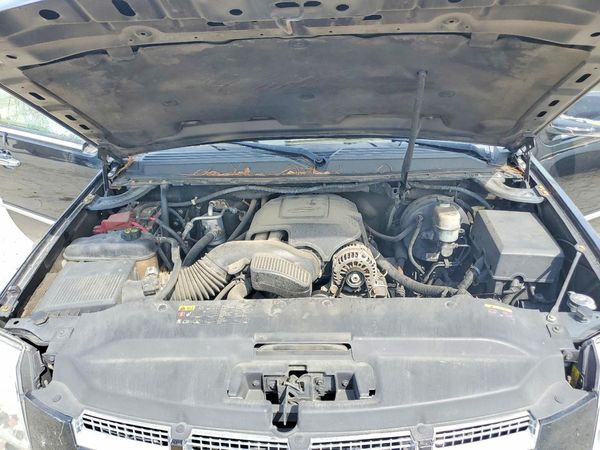 2012 CADILLAC ESCALADE EXT Premium — Engine bay