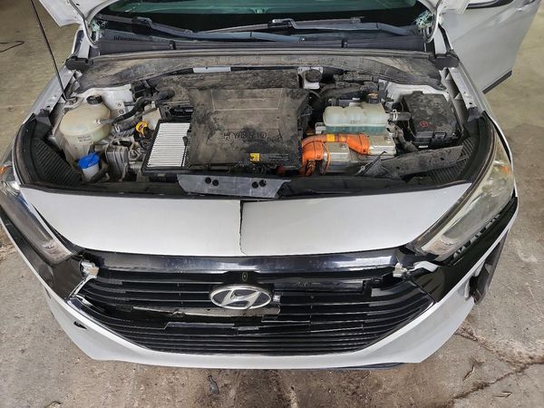 2018 HYUNDAI IONIQ SEL, SEL w/Tech (HEV) — Engine bay