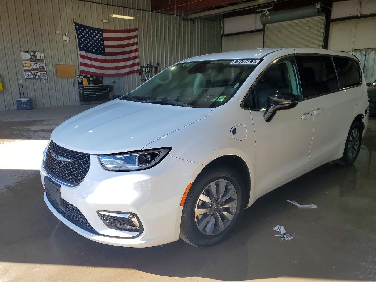 2024 CHRYSLER PACIFICA — Front 3/4