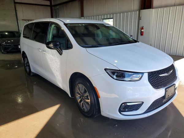 2024 CHRYSLER PACIFICA — Passenger 3/4