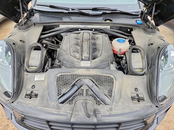 2017 PORSCHE MACAN — Engine bay