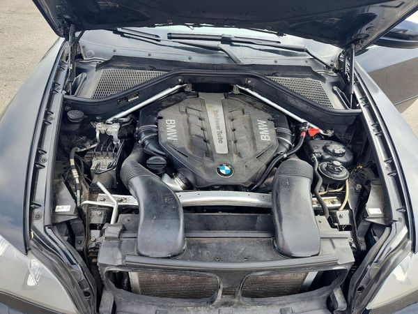 2013 BMW X5 xDrive50i — Engine bay