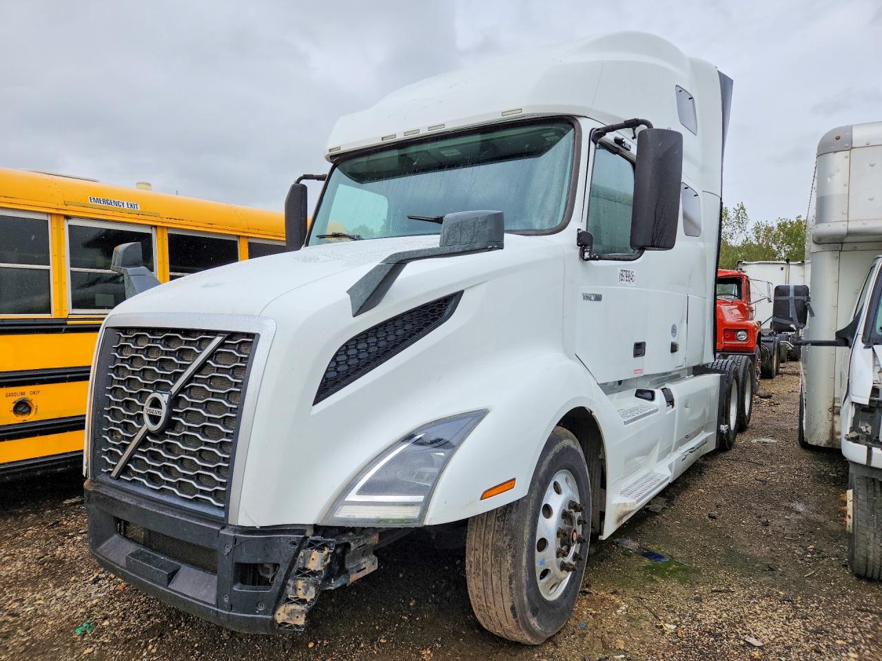 2020 VOLVO VN — Front 3/4