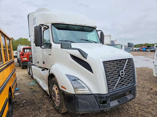 2020 VOLVO VN — Passenger 3/4
