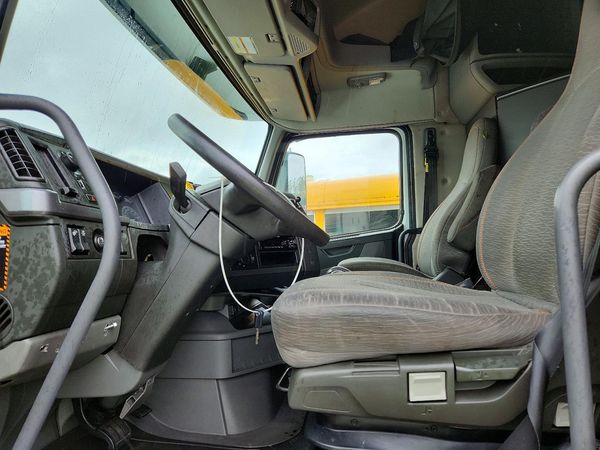 2020 VOLVO VN — DENT