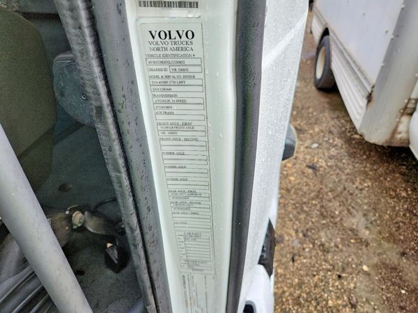 2020 VOLVO VN — VINS