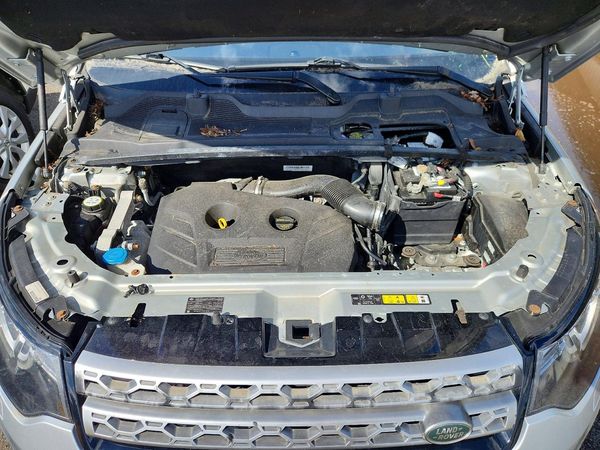 2017 LAND ROVER DISCOVERY HSE Lux — Engine bay