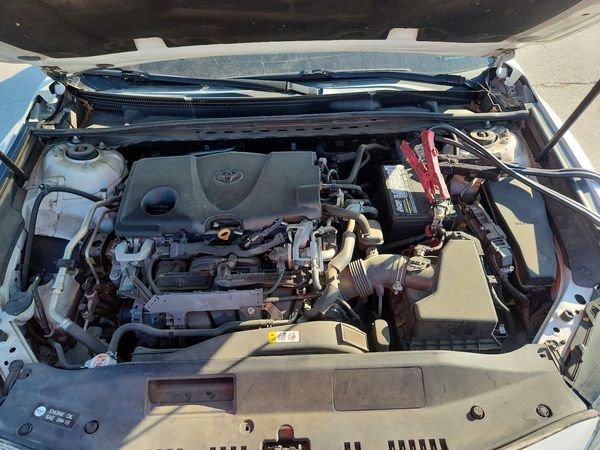 2020 TOYOTA CAMRY SE — Engine bay