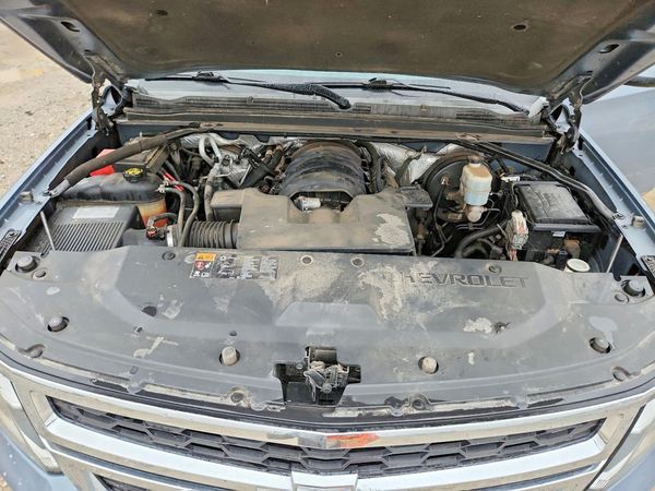 2016 CHEVROLET SUBURBAN LT — Engine bay