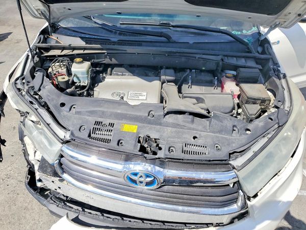 2014 TOYOTA HIGHLANDER Base/Hybrid — Engine bay