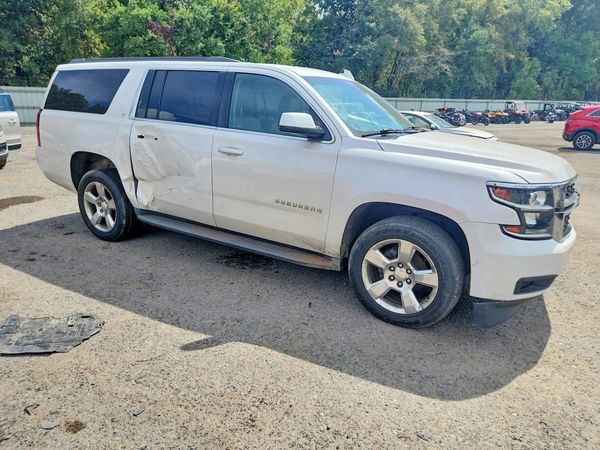 2016 CHEVROLET SUBURBAN LT — Passenger 3/4