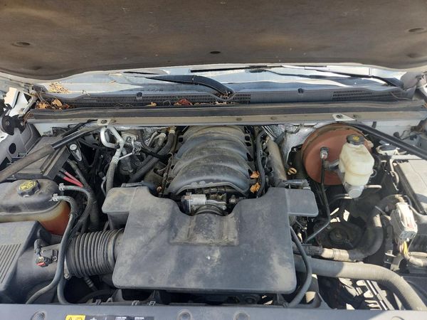 2016 CHEVROLET SUBURBAN LT — Engine bay