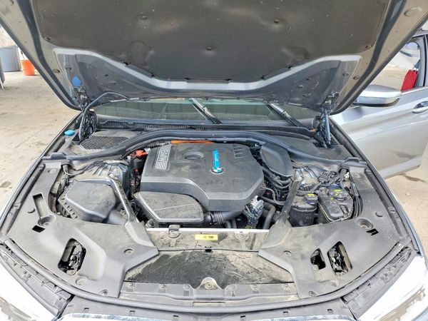 2018 BMW 530XE xDrive — Engine bay
