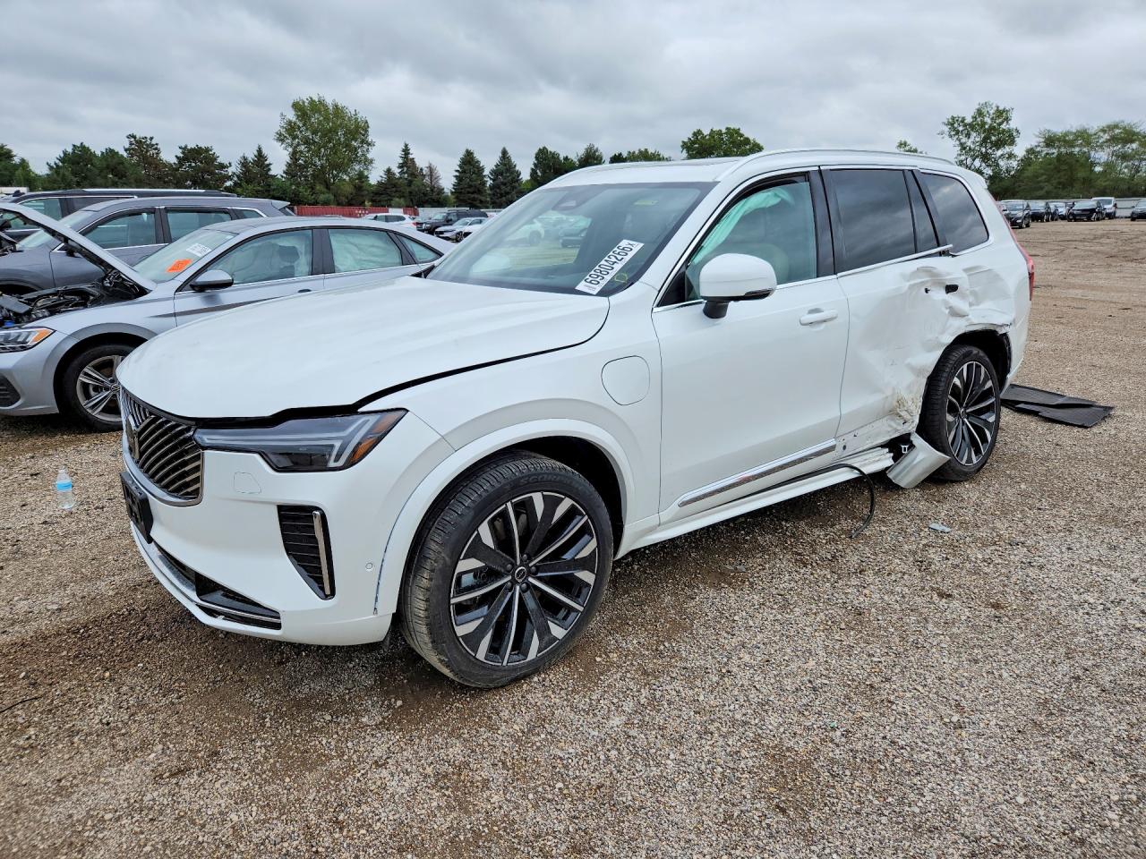 2025 VOLVO XC90 — Front 3/4