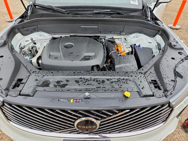 2025 VOLVO XC90 — Engine bay