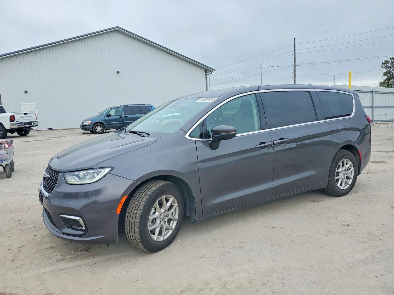 2023 CHRYSLER PACIFICA — Front 3/4