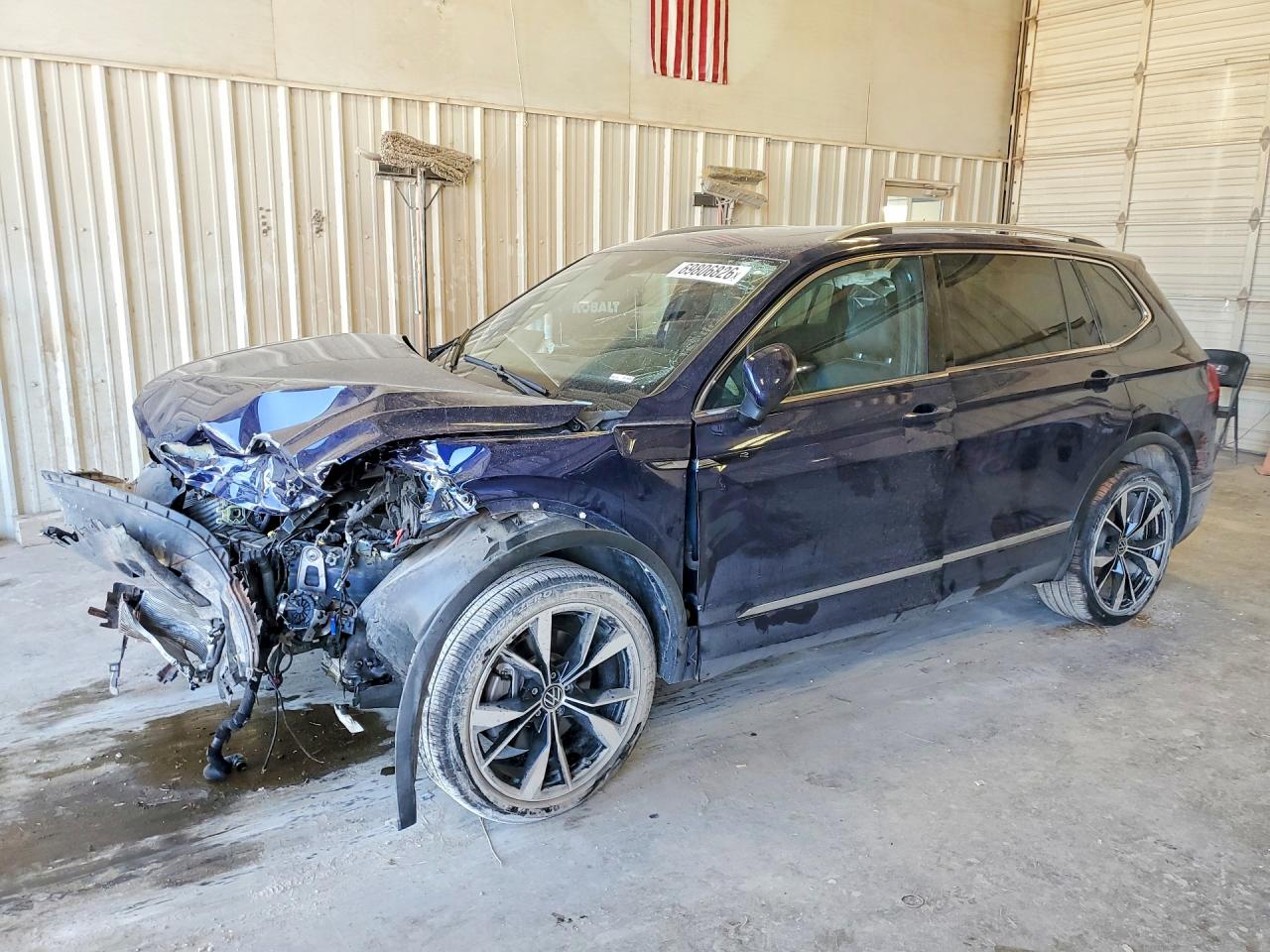 2023 VOLKSWAGEN TIGUAN 4Motion SEL R-Line Black — Front 3/4
