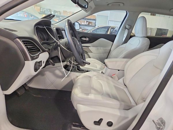 2019 JEEP CHEROKEE Limited — DENT